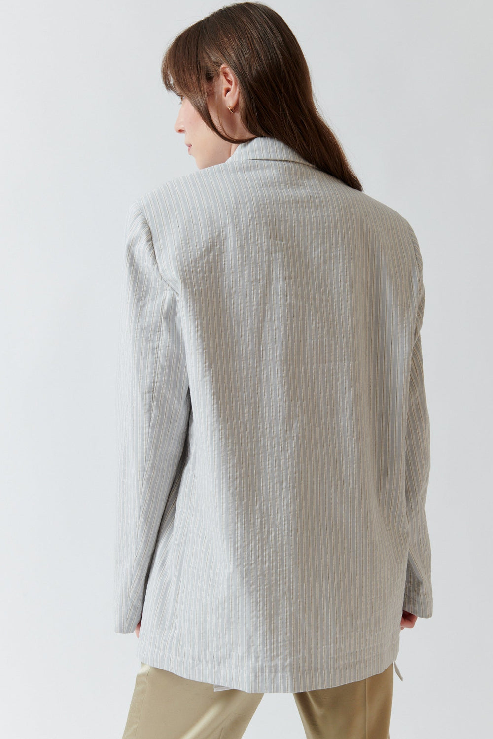 Angela wearing N°21 Inner Strap Open Blazer rear view
