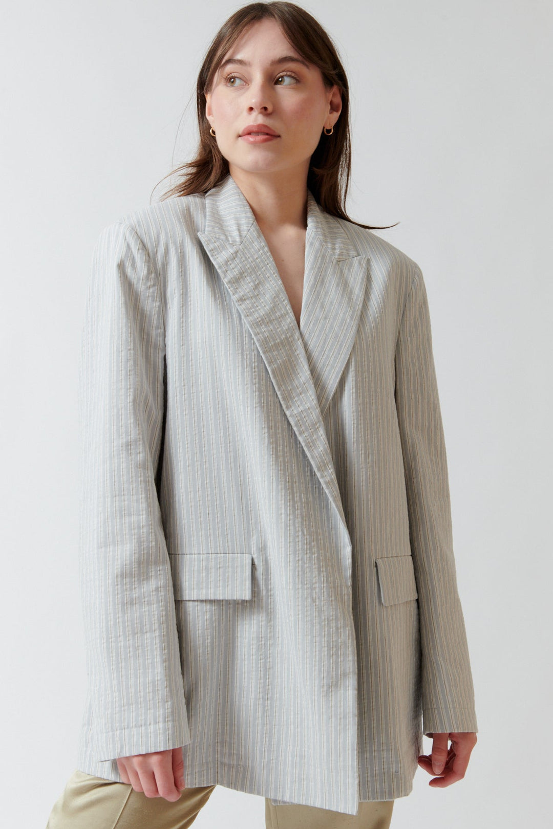 Angela wearing N°21 Inner Strap Open Blazer front view