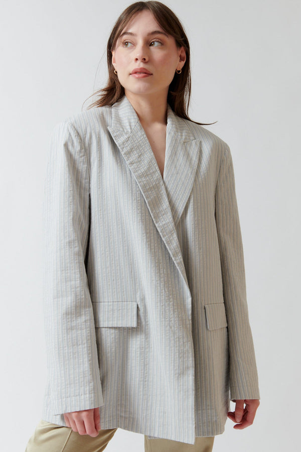 Angela wearing N°21 Inner Strap Open Blazer front view