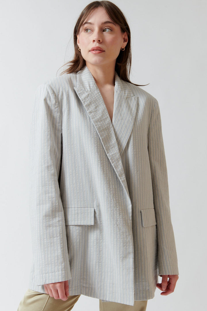 Angela wearing N°21 Inner Strap Open Blazer front view