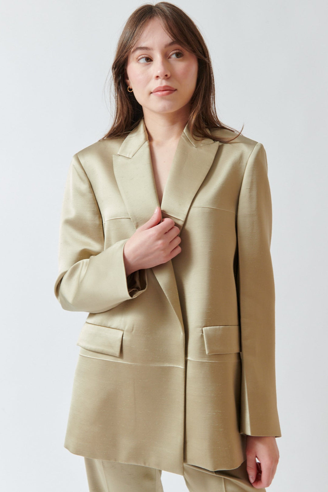 Angela wearing N°21 Modern Shantung Jacket Shining front view