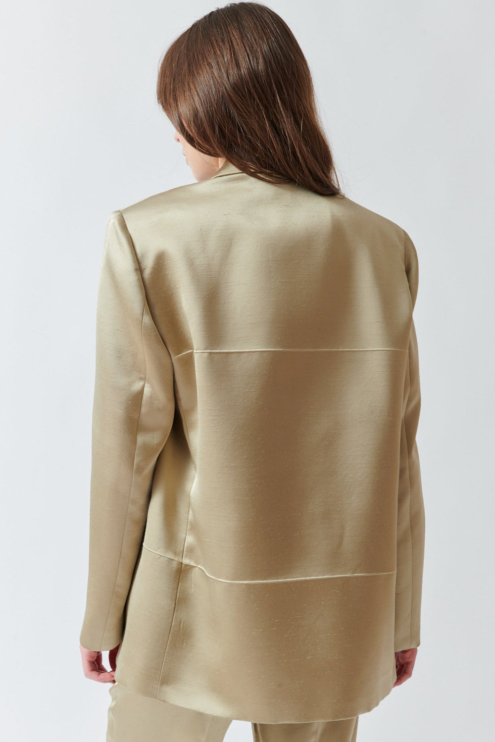Angela wearing N°21 Modern Shantung Jacket Shining rear view