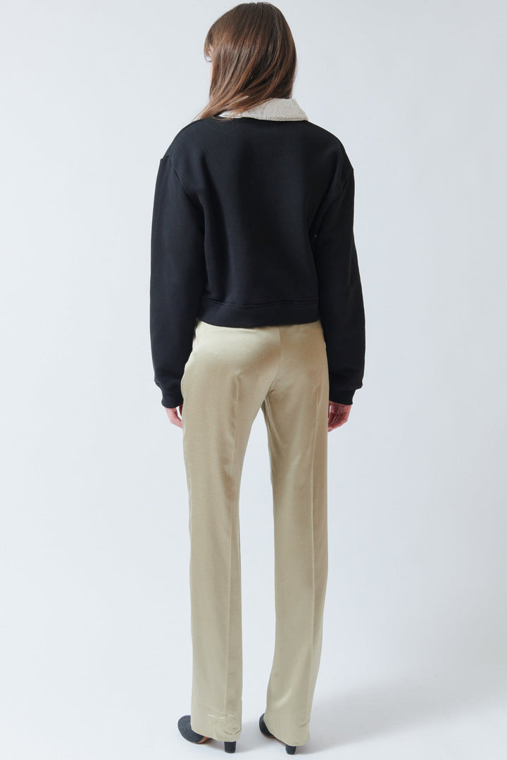 Angela wearing N°21 Shantung Trouser Shining rear view