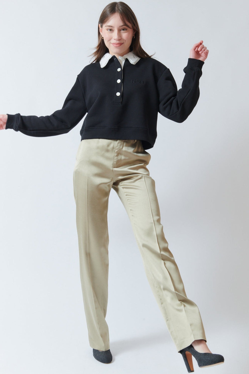 Angela wearing N°21 Shantung Trouser Shining front/movement view