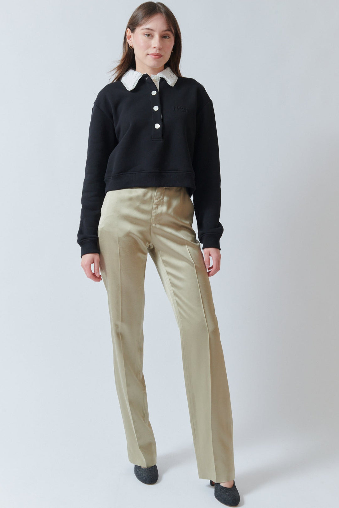 Angela wearing N°21 Shantung Trouser Shining front view