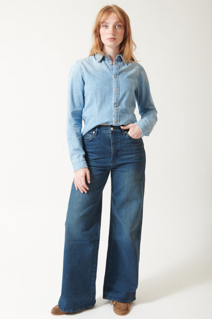 Waverly wearing Apiece Apart Full Length Merida Jean in Oona Wash, front view.