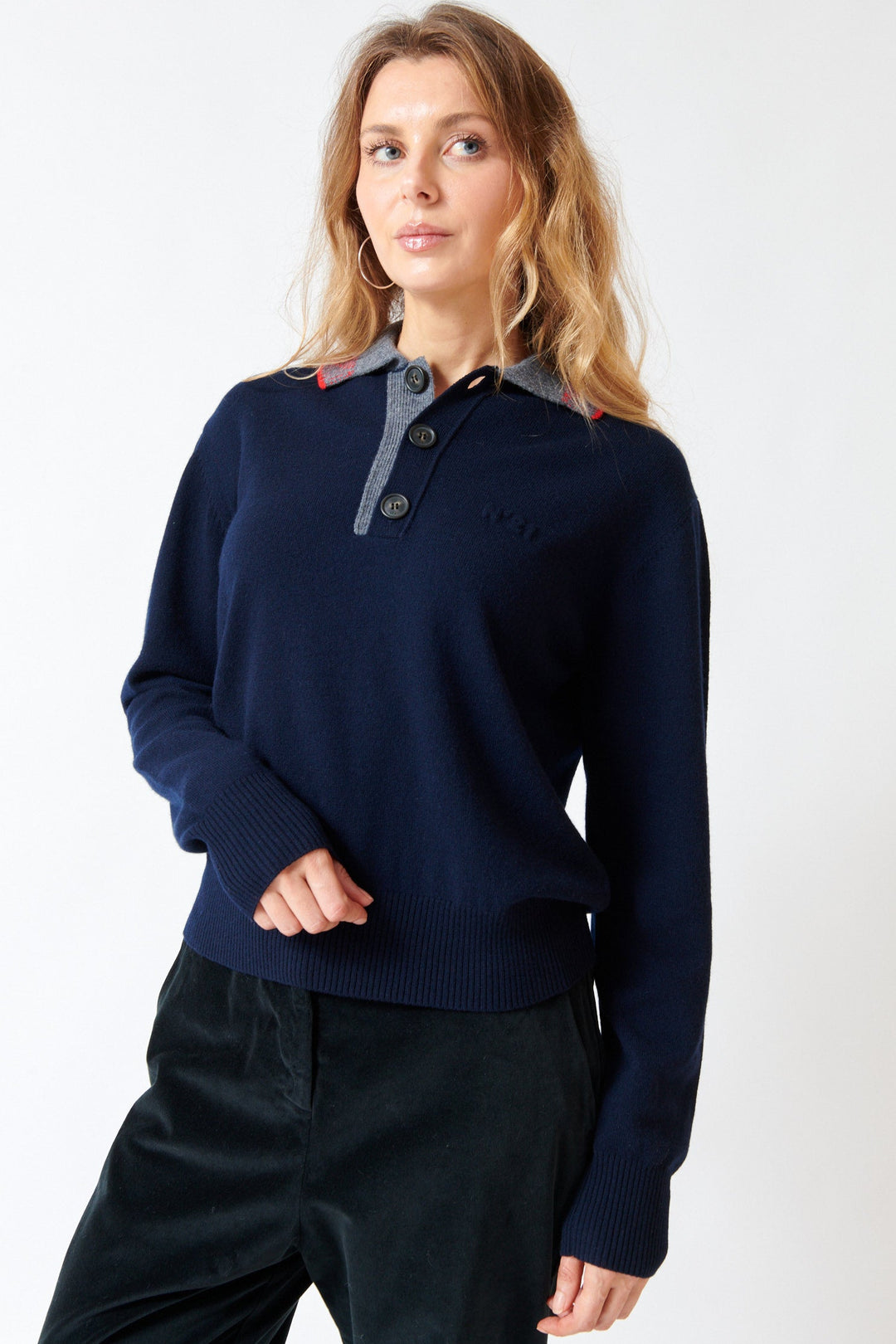 Mari wearing N°21 Grey And Poppy Polo Collar Pullover front view