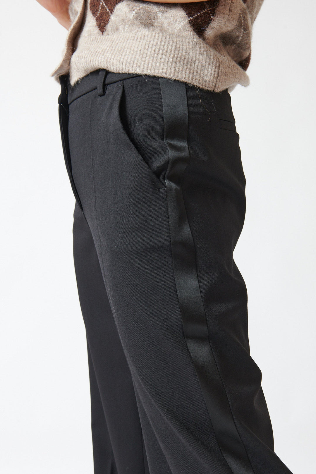 Mari wearing P.A.R.O.S.H. Liliuxy Trouser side detail view