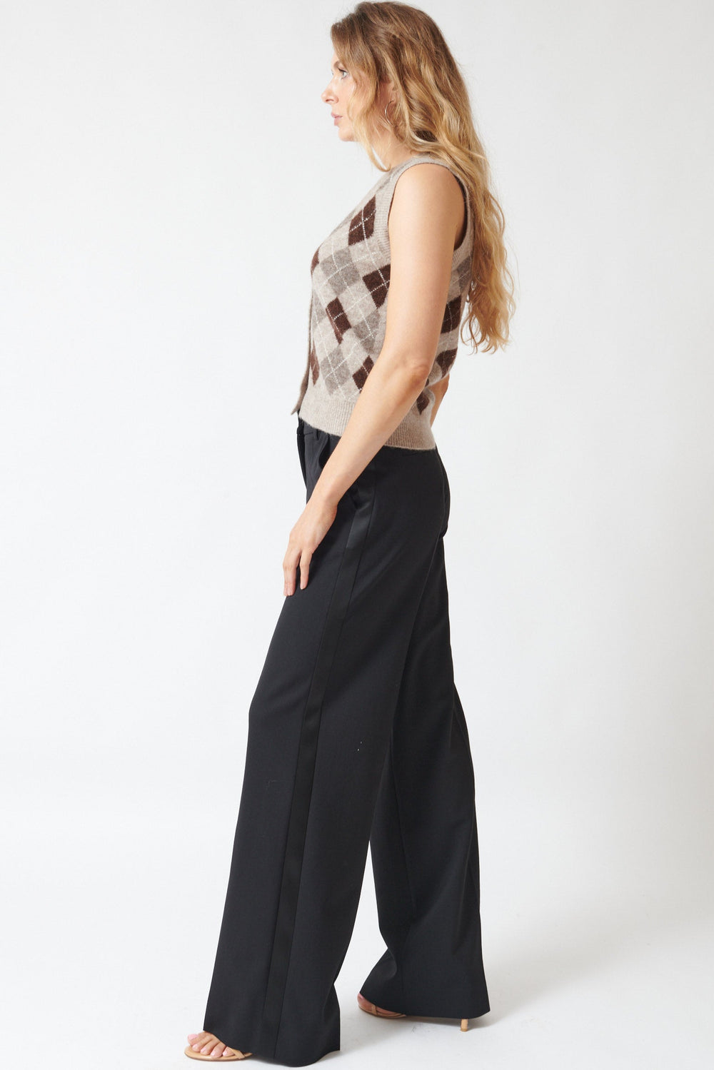 Mari wearing P.A.R.O.S.H. Liliuxy Trouser side view
