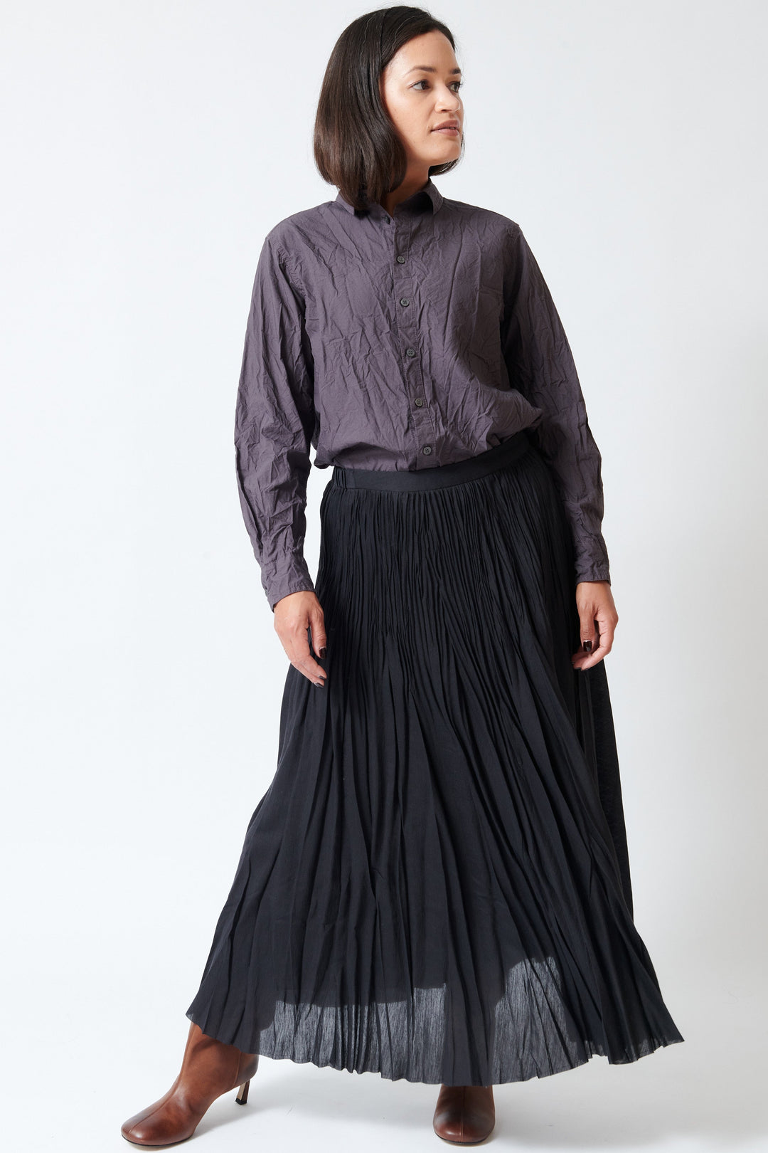 Model wearing Pas de Calais Acetate Lyocell Slub Lawn Pleated Skirt front view