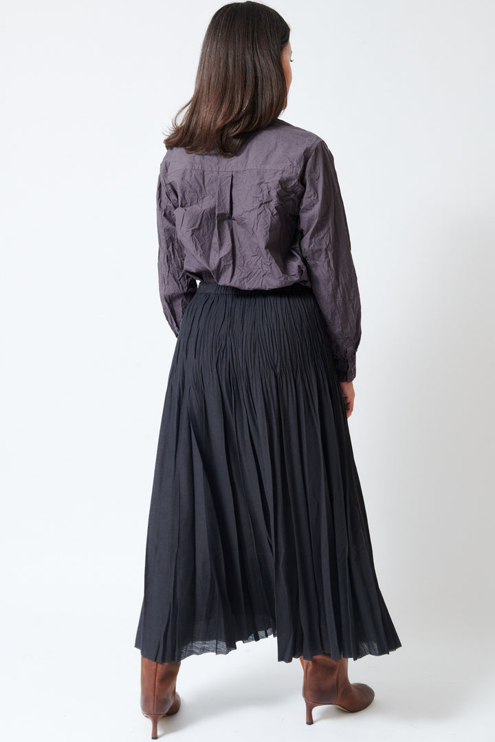 Model wearing Pas de Calais Acetate Lyocell Slub Lawn Pleated Skirt rear view