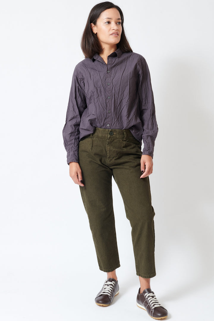 Model wearing Pas de Calais Organic Cotton Linen Natural Twill Loose Slim Pants front view