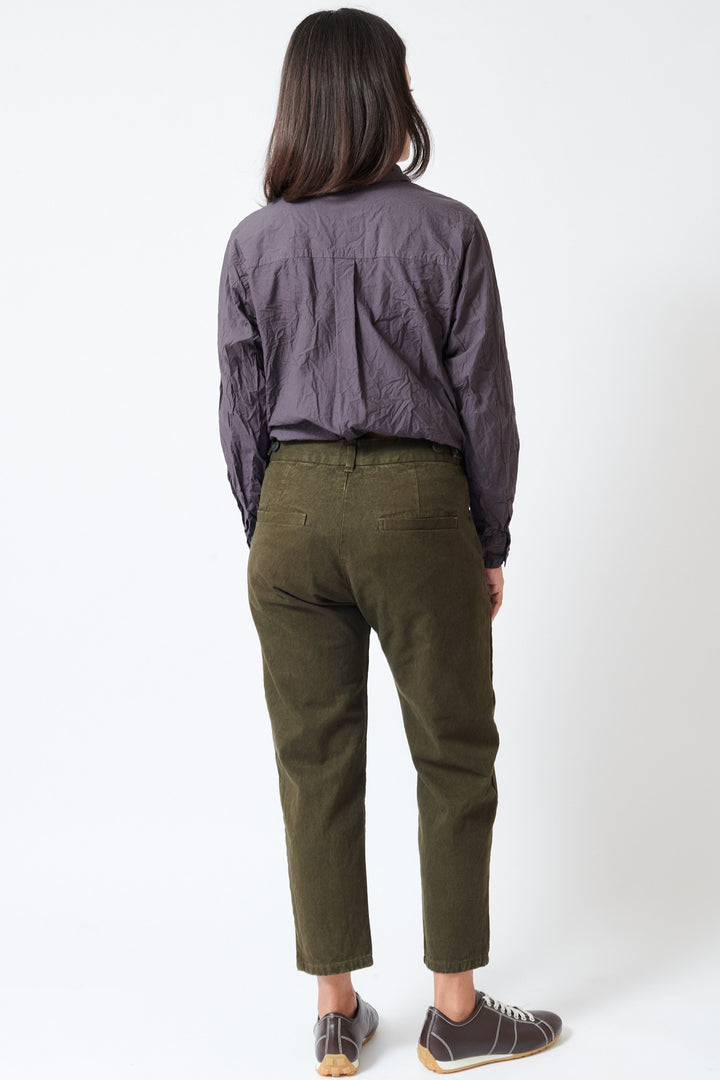Model wearing Pas de Calais Organic Cotton Linen Natural Twill Loose Slim Pants rear view