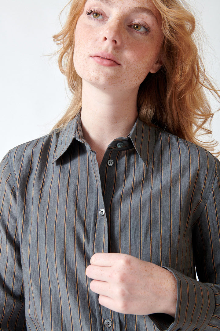 Waverly wearing Tela Orologio Shirt front /detail view