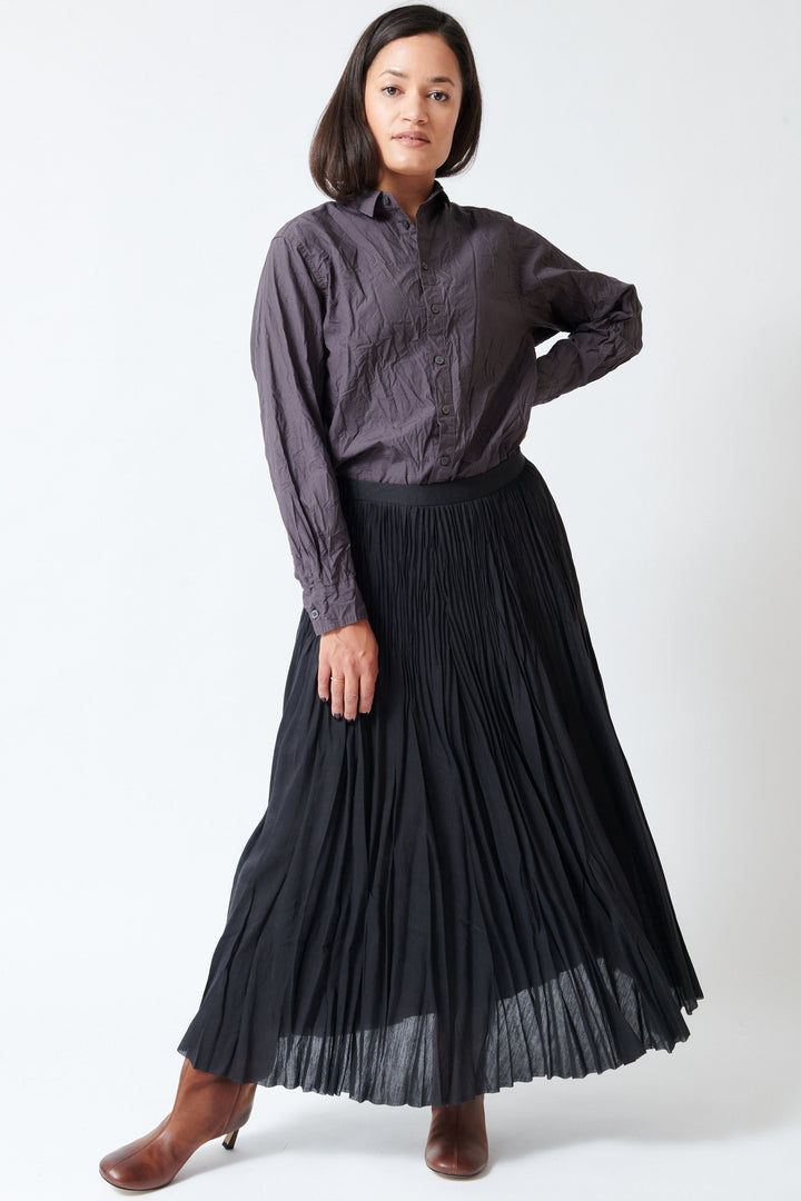 Model wearing Pas de Calais Acetate Lyocell Slub Lawn Pleated Skirt front view