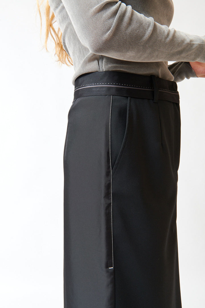 Mari wearing Tela Brianna Skirt black side detail view