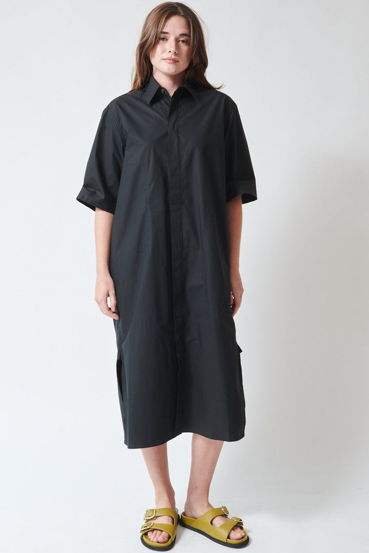 Julia wearing Sofie D'Hoore Dose Short Sleeve Shirt Dress With Pockets Black front view