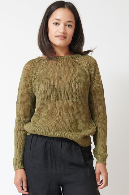 Amanda wearing Apiece Apart Nina Light Linen Pullover front view