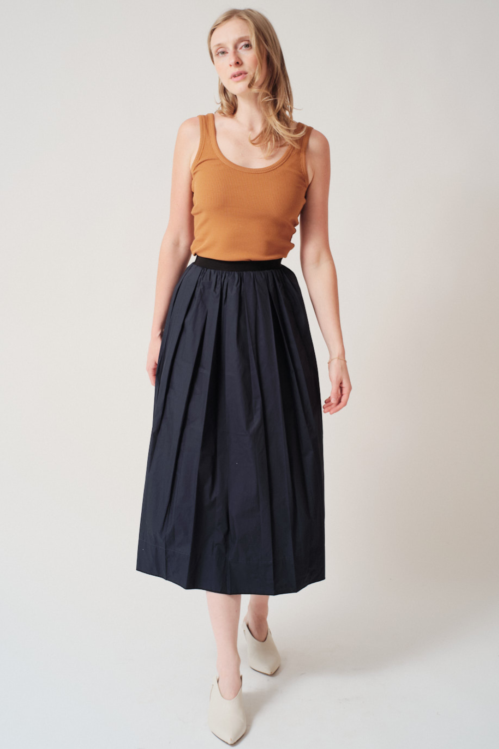 Madi wearing Tela Leda Skirt front view