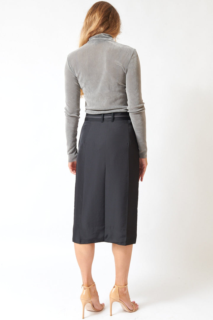 Mari wearing Tela Brianna Skirt black rear view