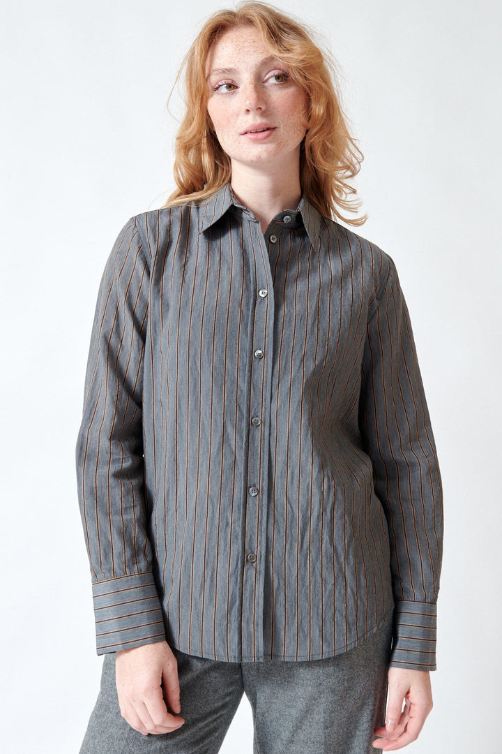 Waverly wearing Tela Orologio Shirt front view