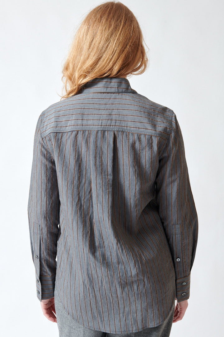 Waverly wearing Tela Orologio Shirt rear view