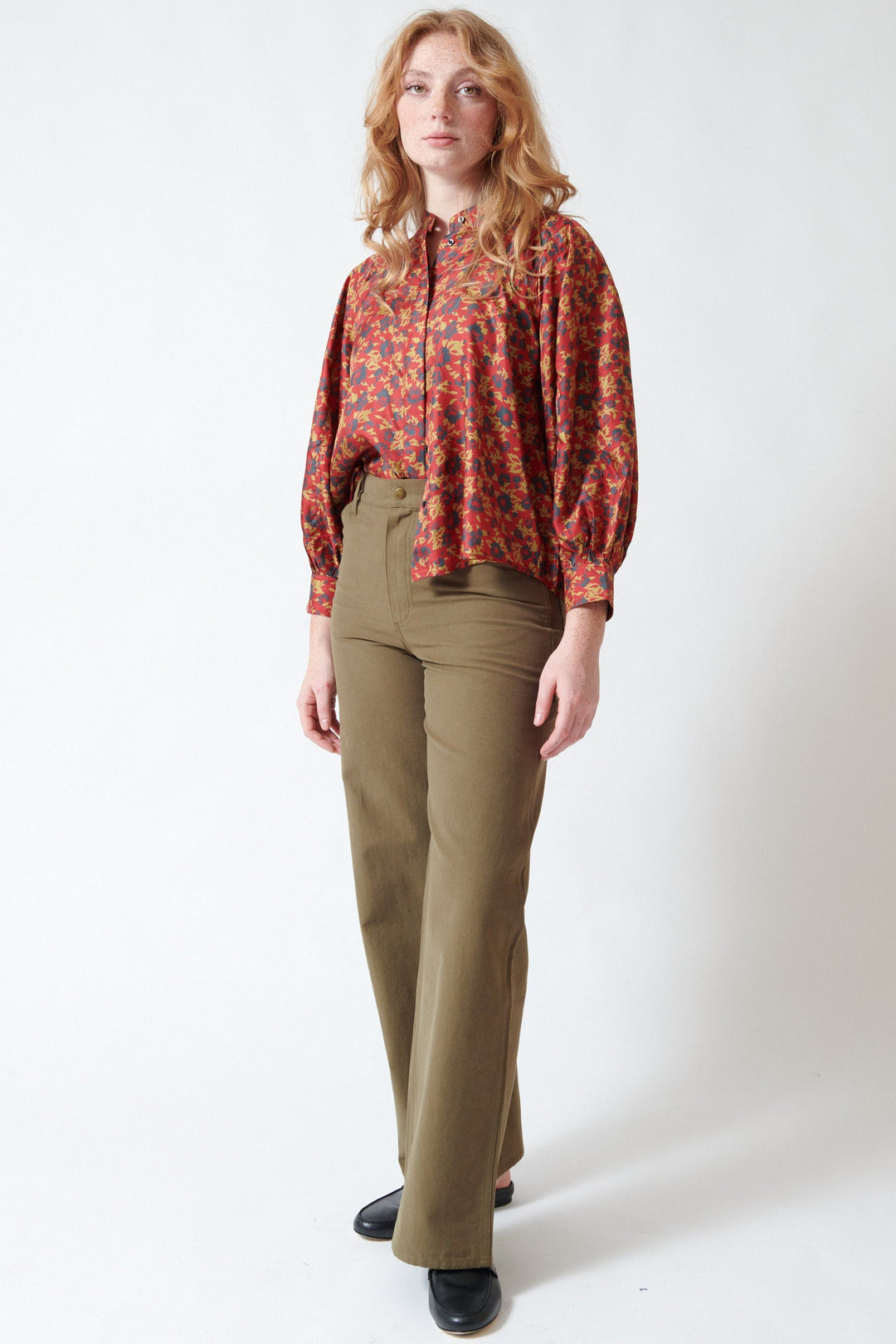 Waverly wearing The Great The Mill Pant Olive front view