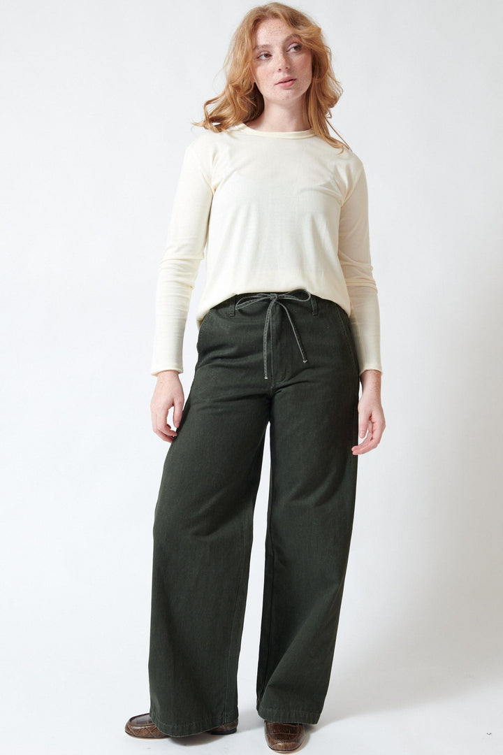 Waverly wearing Lilla P Washed Twill Pant front view