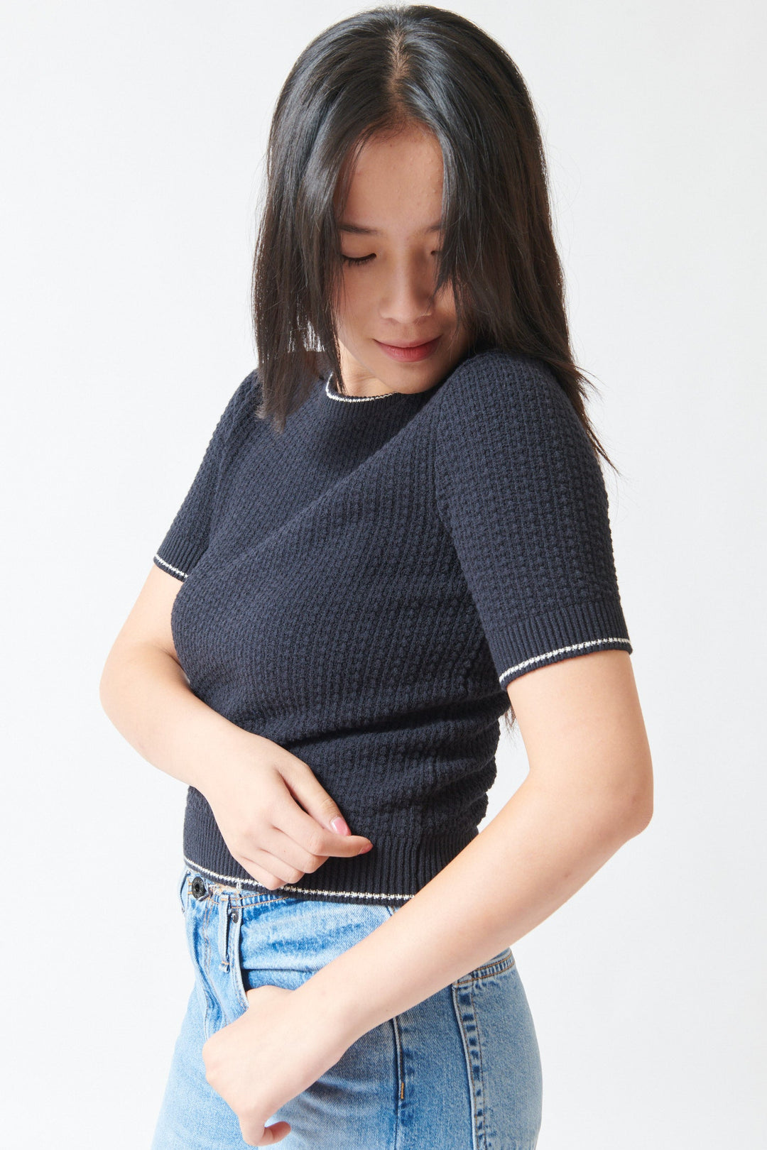 Lilly wearing White + Warren Cotton Boucle Tee Midnight Ivory Tipping side view