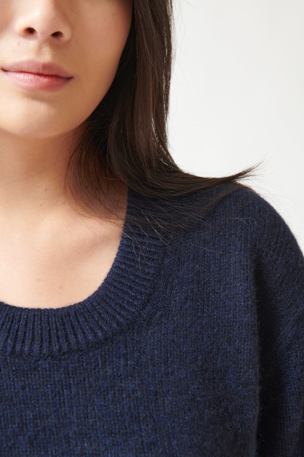 Lilly wearing White + Warren Featherweight Cashmere Scoop Tee Deep Navy front detail view
