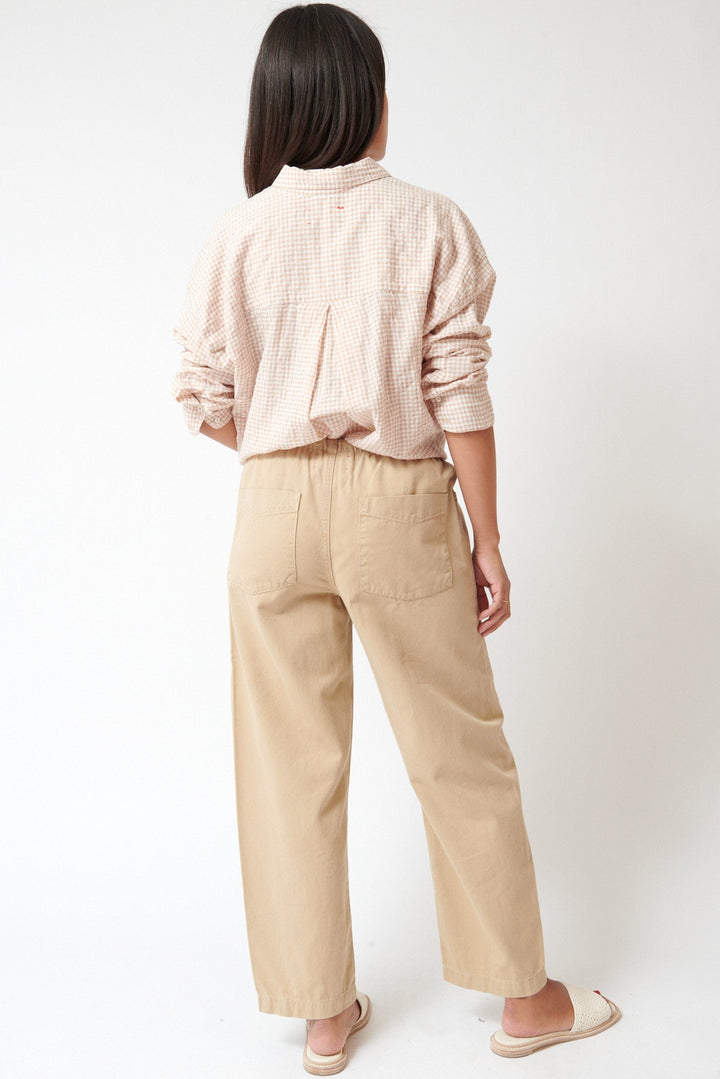 Amanda wearing Xirena Baxter Pant Dune rear view