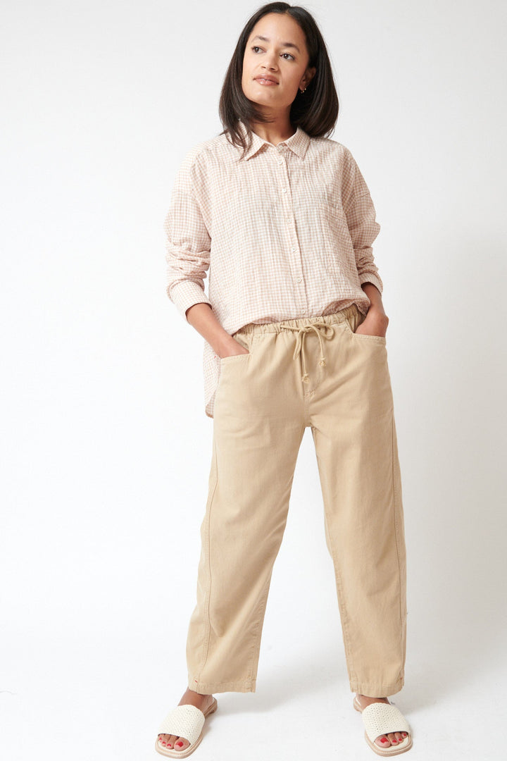 Amanda wearing Xirena Baxter Pant Dune front view