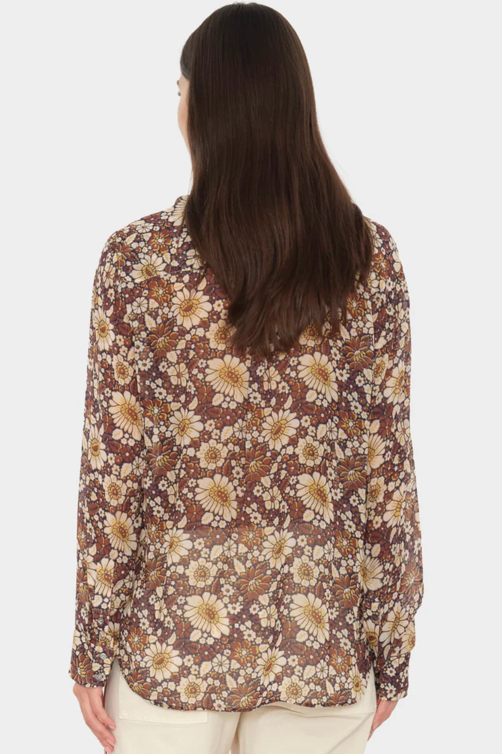 Model wearing Xirena Beau Shirt Tawny Brown rear view