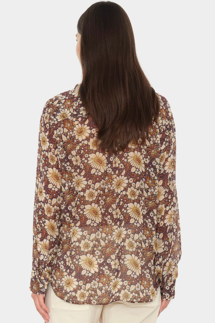 Model wearing Xirena Beau Shirt Tawny Brown rear view
