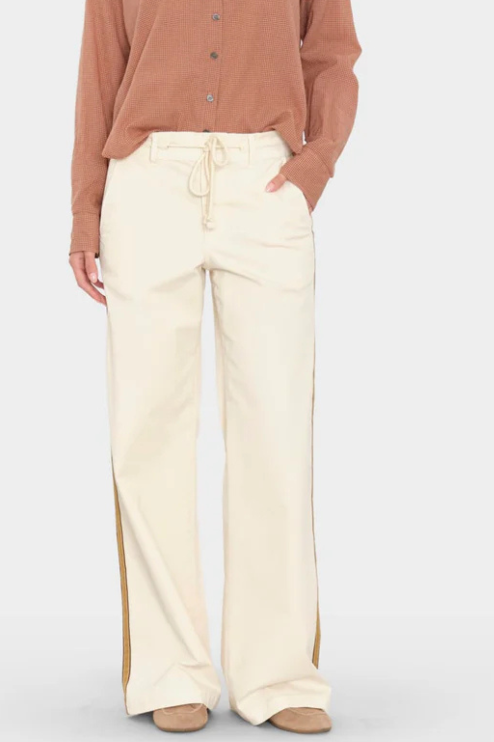 Model wearing Xirena Bradshaw Pant Off White front view