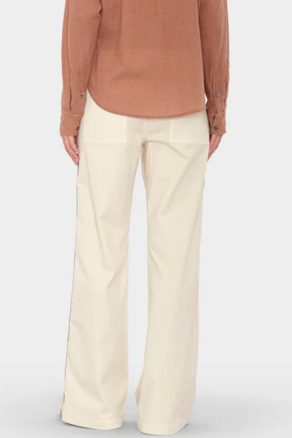 Model wearing Xirena Bradshaw Pant Off White rear view