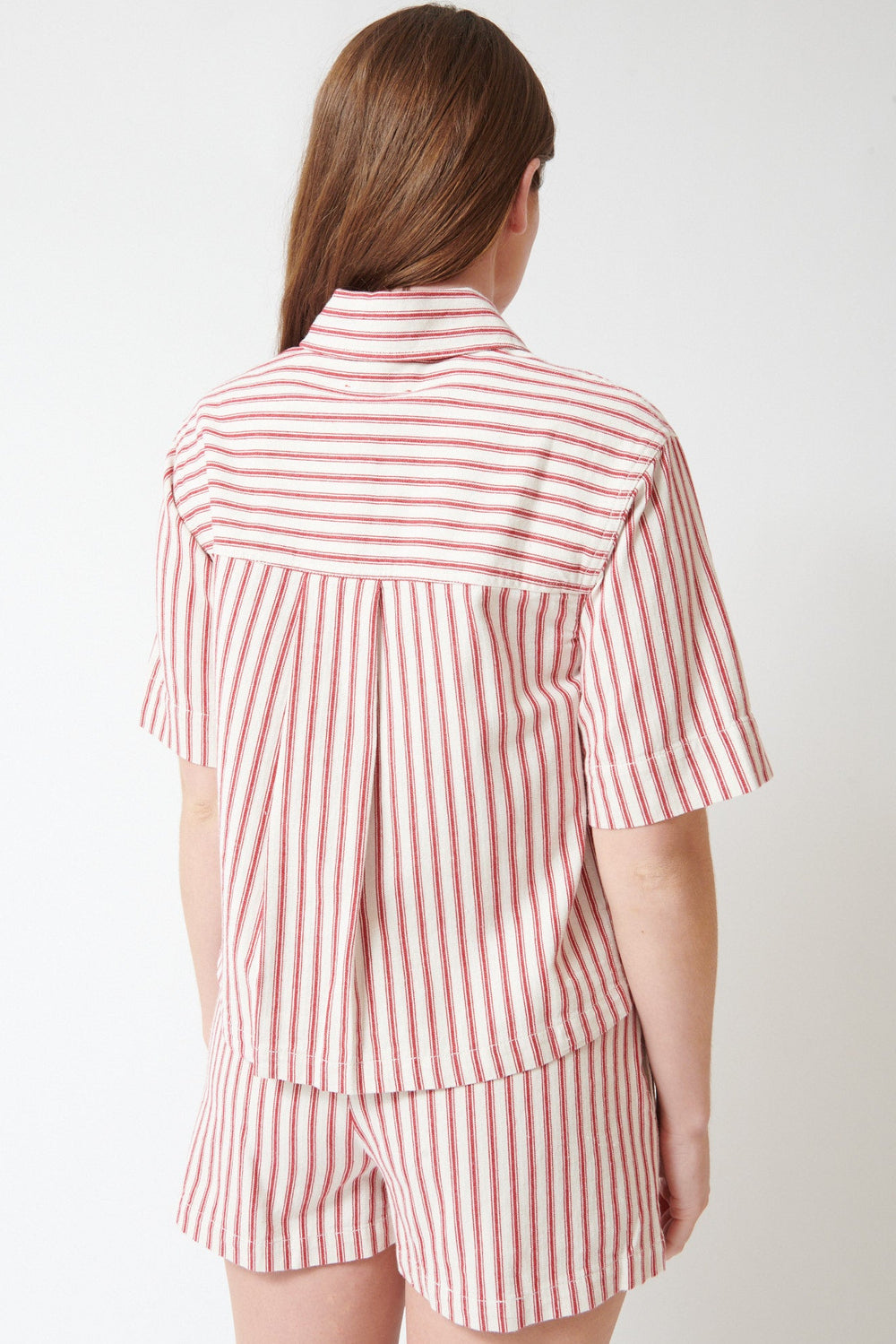 Julia wearing Xirena Roman Shirt rear view
