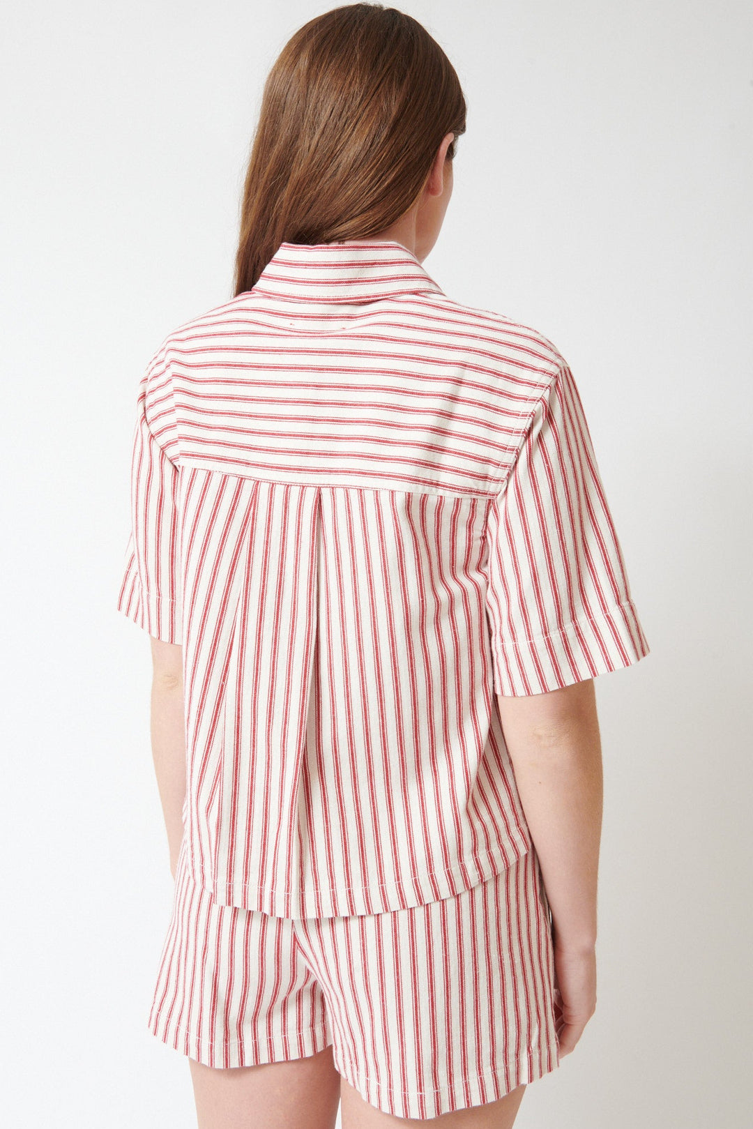 Julia wearing Xirena Roman Shirt rear view