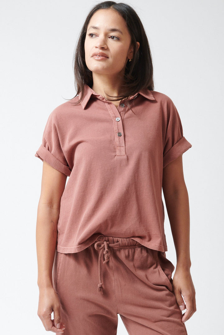 Amanda wearing Xirena Simon Top Sequoia front view
