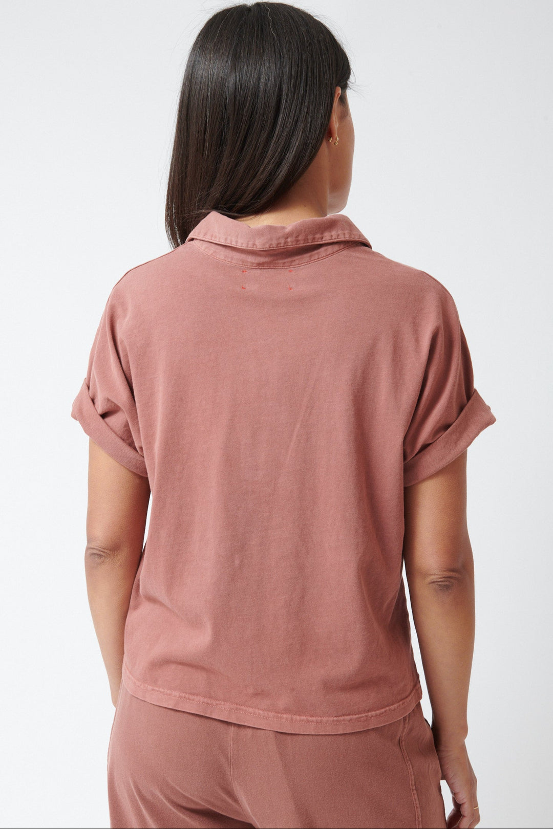 Amanda wearing Xirena Simon Top Sequoia rear view