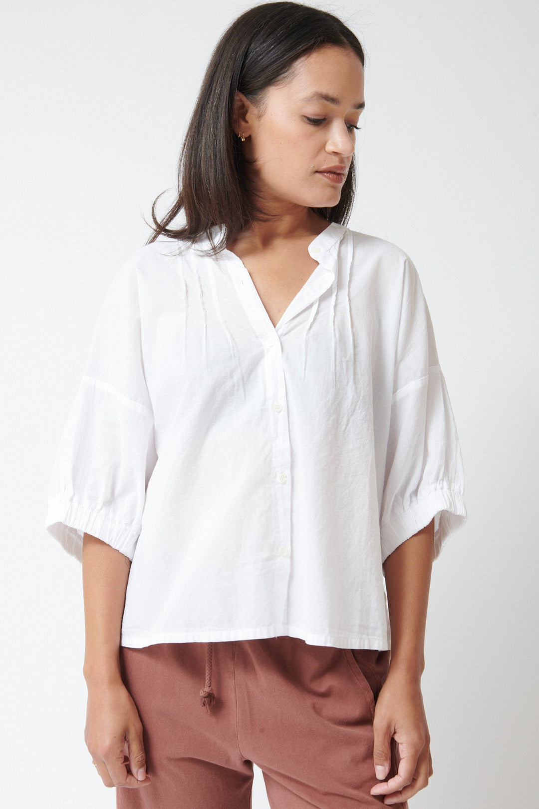 Amanda wearing Xirena Dutch Shirt front view