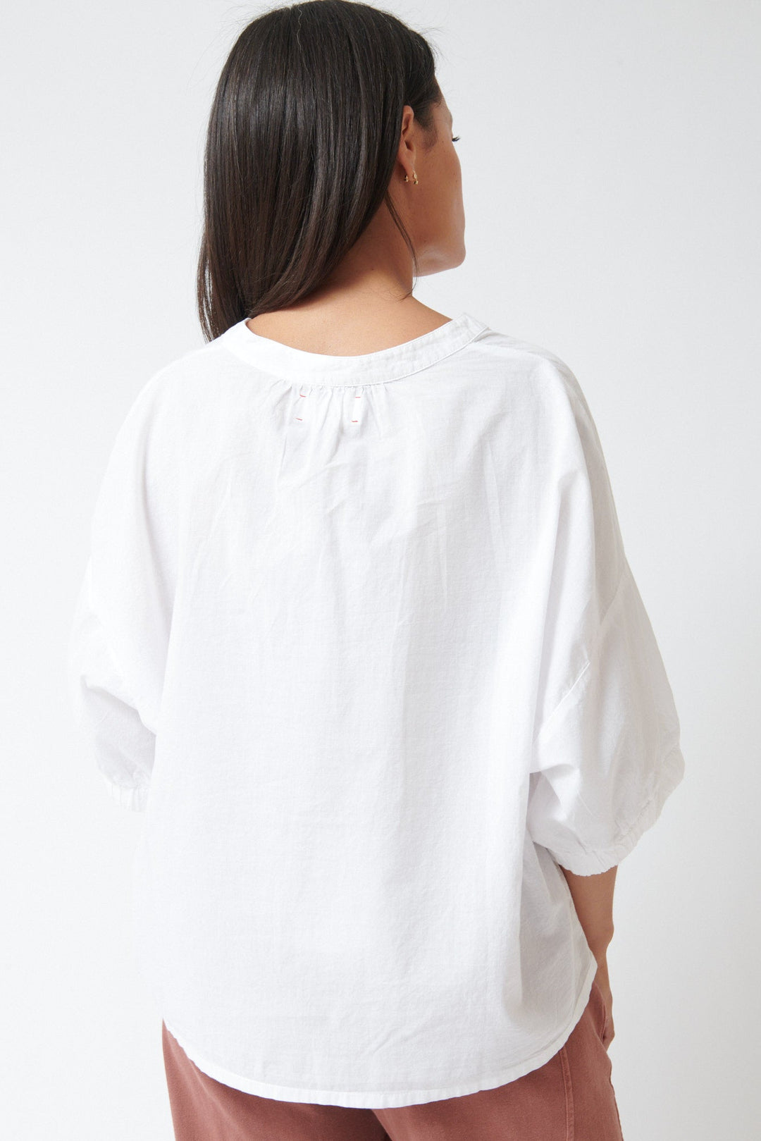 Amanda wearing Xirena Dutch Shirt rear view