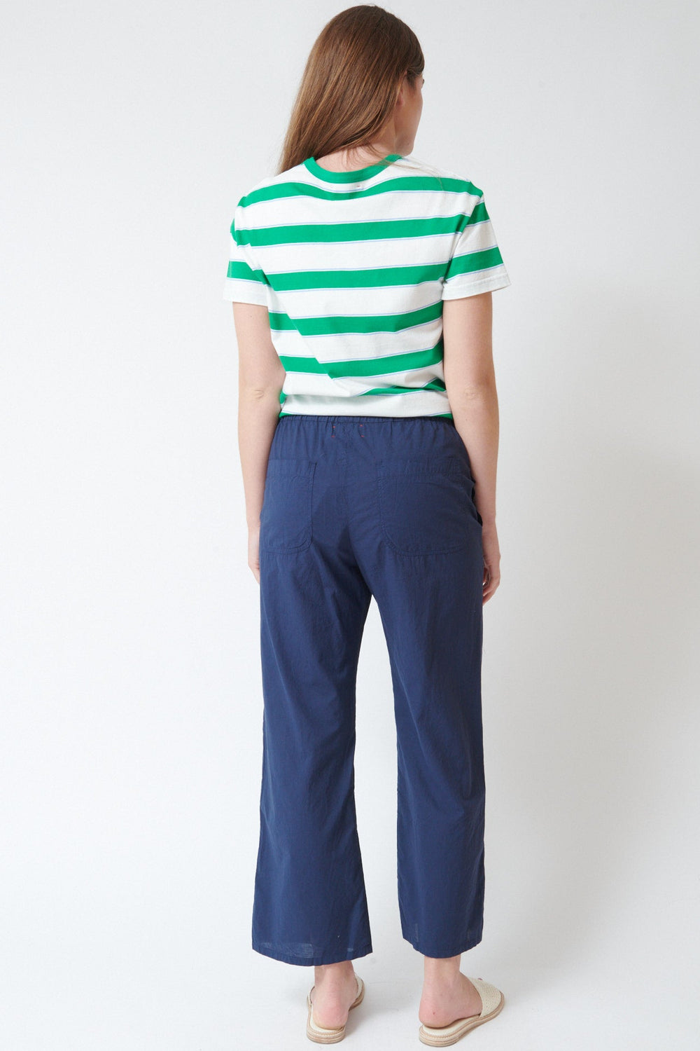 Julia wearing Xirena Olson Pant rear view
