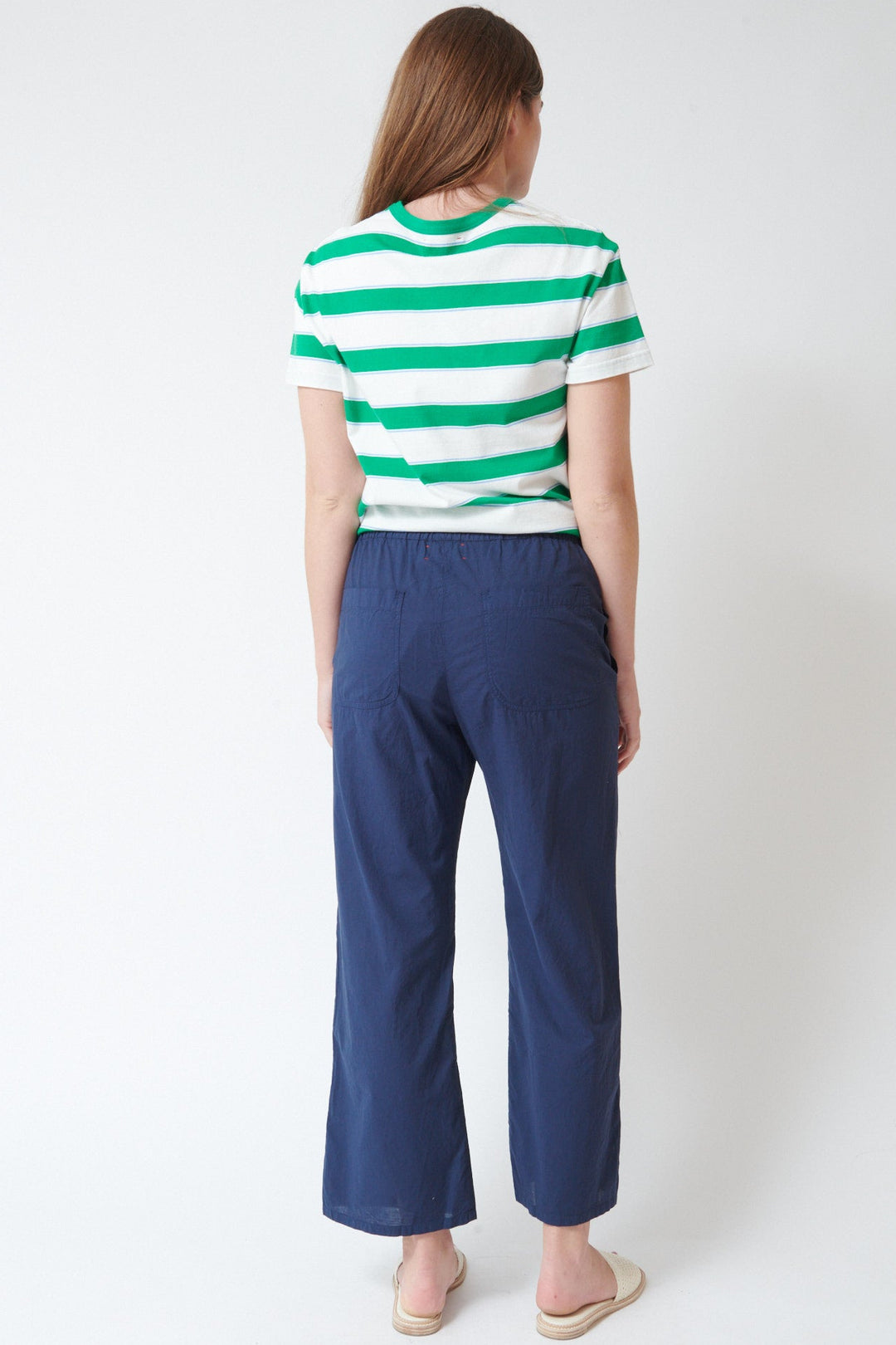 Julia wearing Xirena Olson Pant rear view