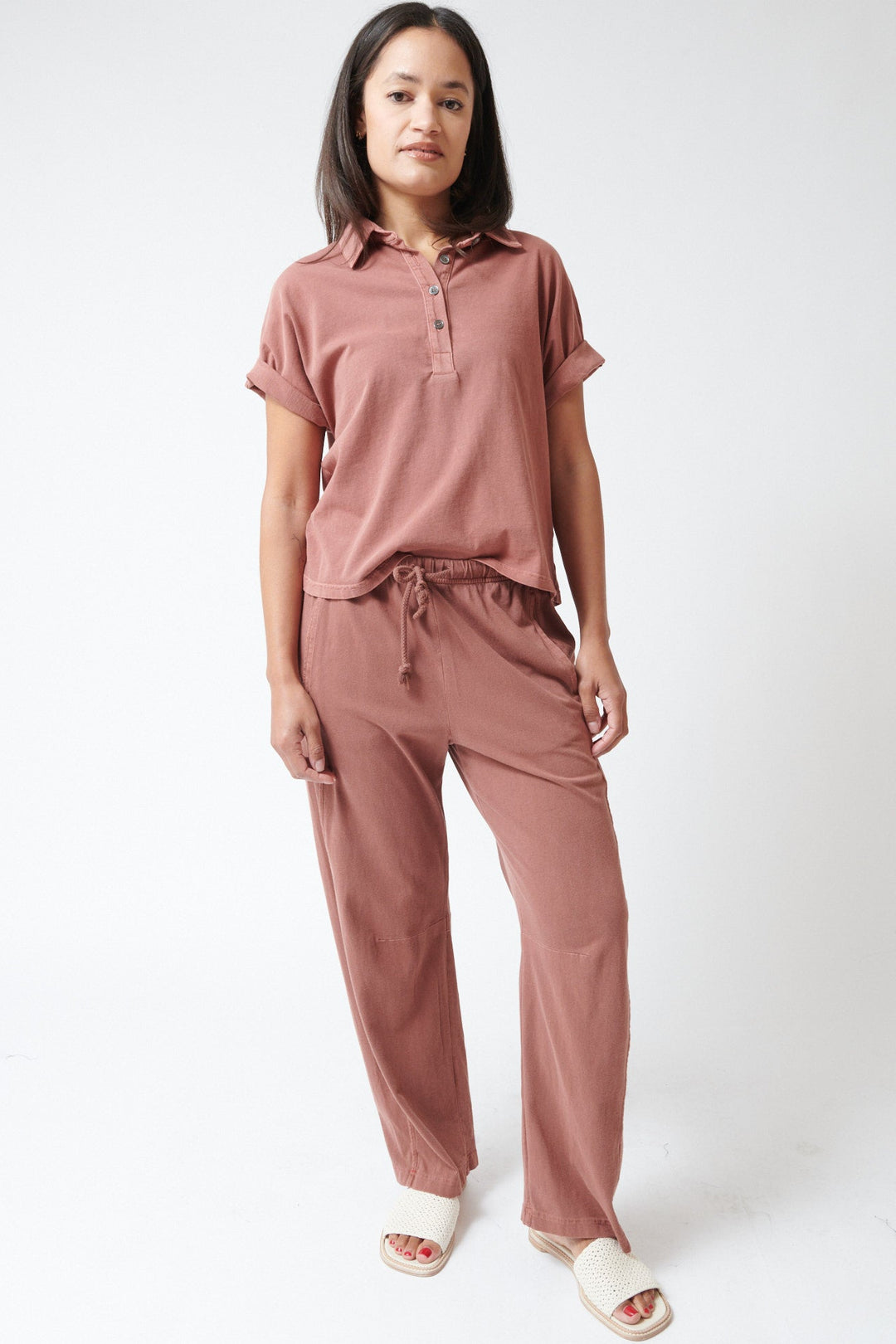 Amanda wearing Xirena Theo Pant front view