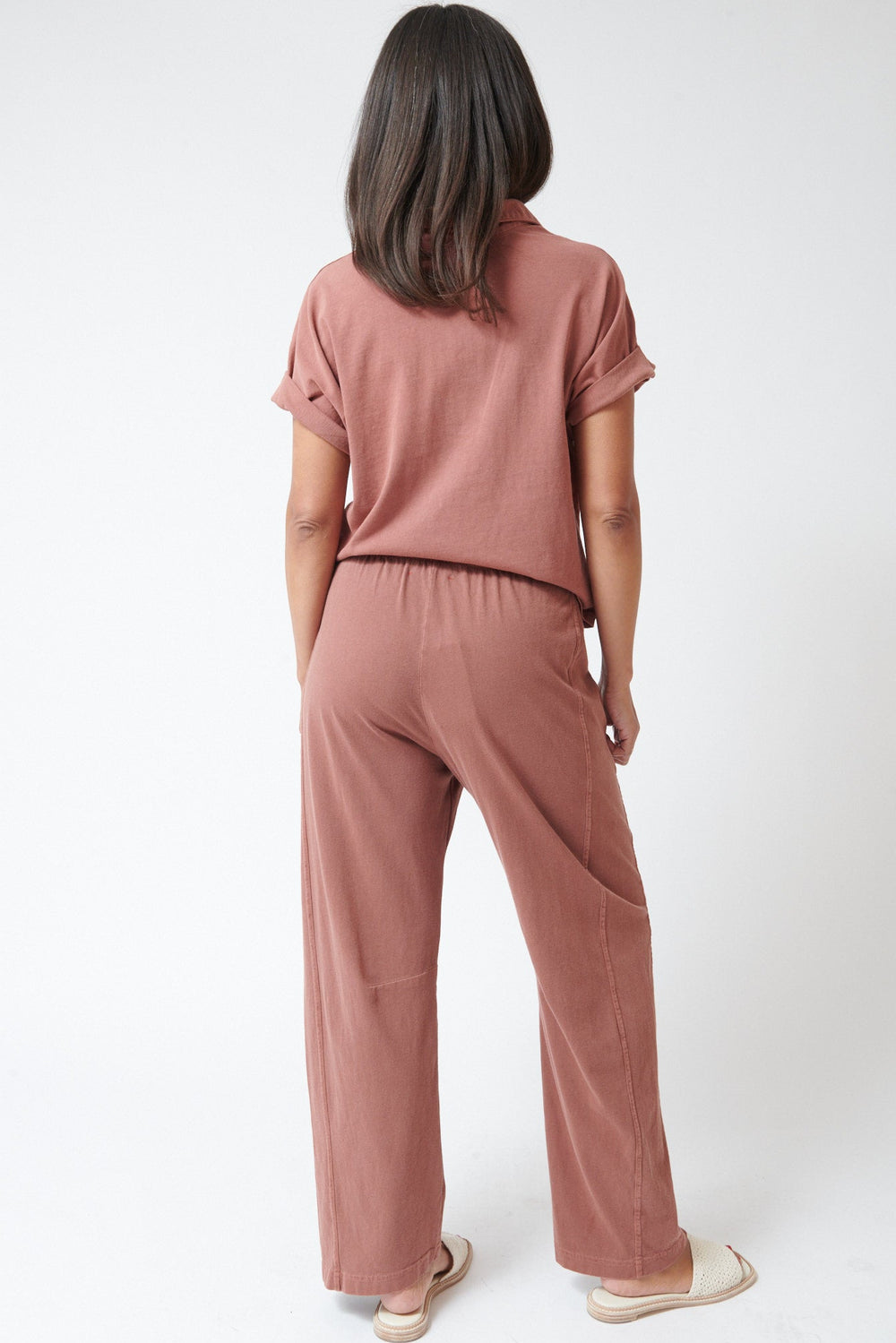 Amanda wearing Xirena Theo Pant rear view