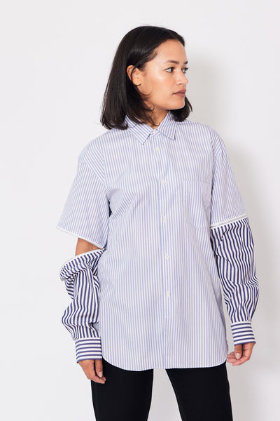 Front of Comme des Garçons PLAY Mens Woven Zip Off Sleeve Shirt with right sleeve part unzipped on a model