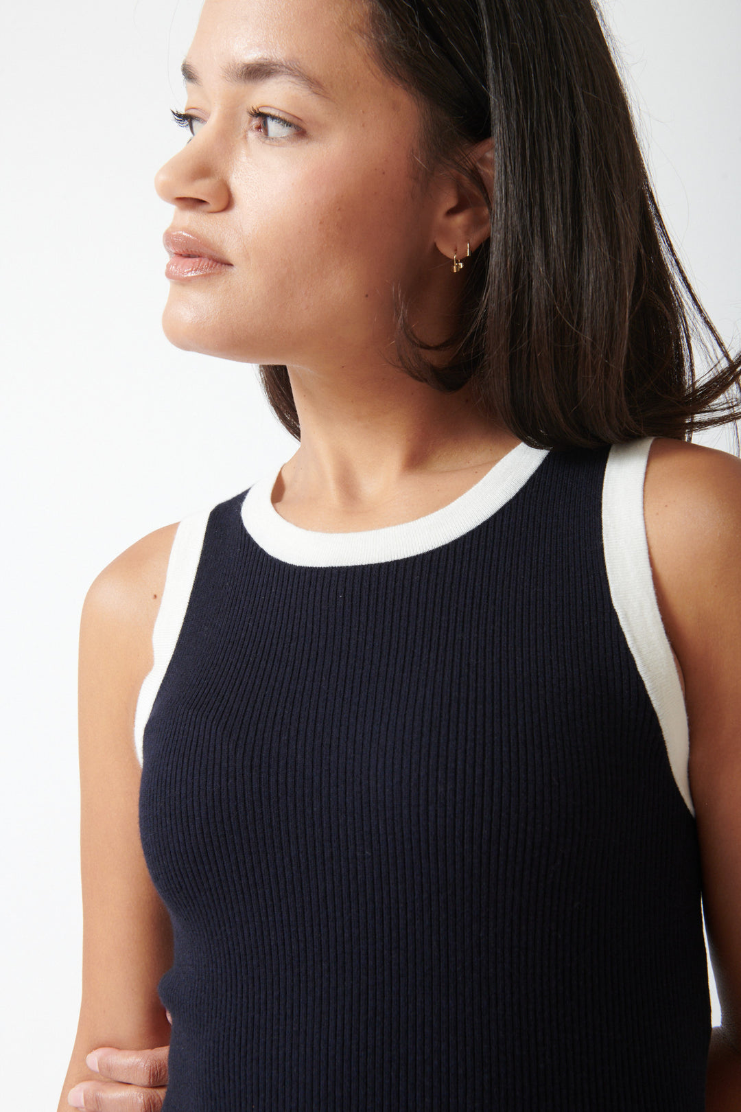 Amanda wearing Allude Touch On Cotton Silk Cashmere Ringer Dress Deep Night Fleur de Sel front detail view