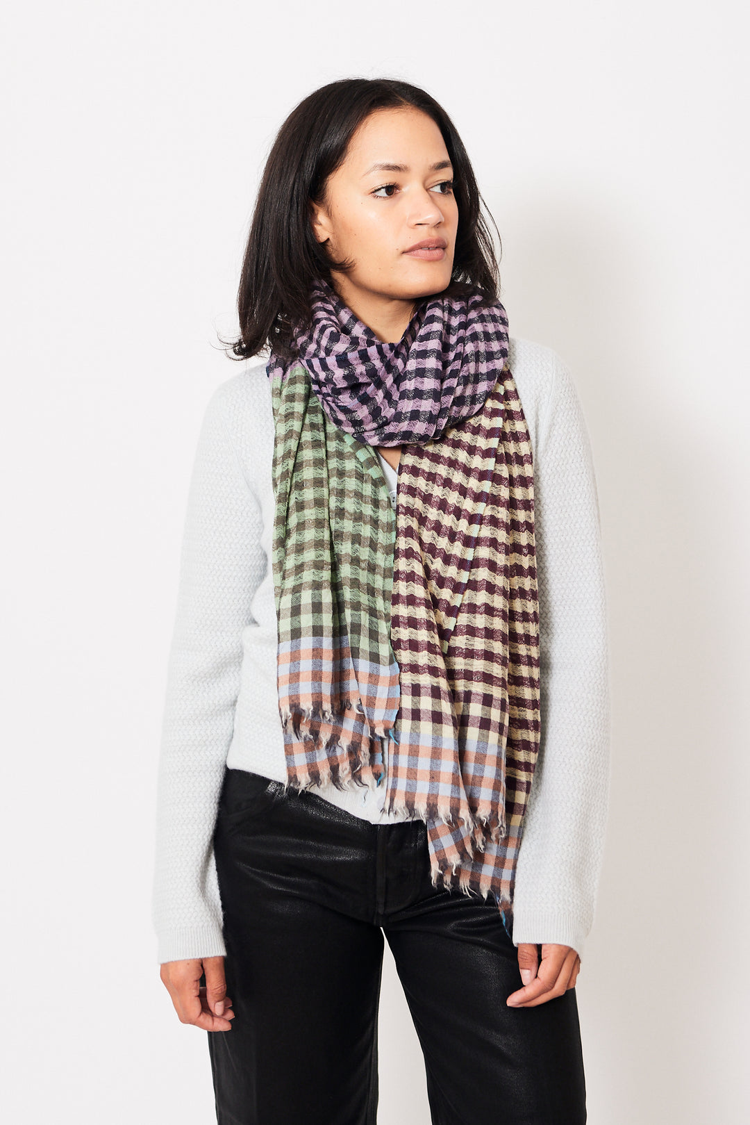 Épice October Garden Shawl 80 x 190 cm being worn by a model