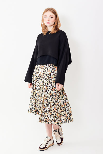 Waverly wearing N°21 Flowing Floral Print Pleated Skirt front view